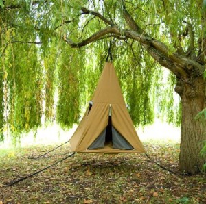 tenda campeggio sopraelevata sull'albero